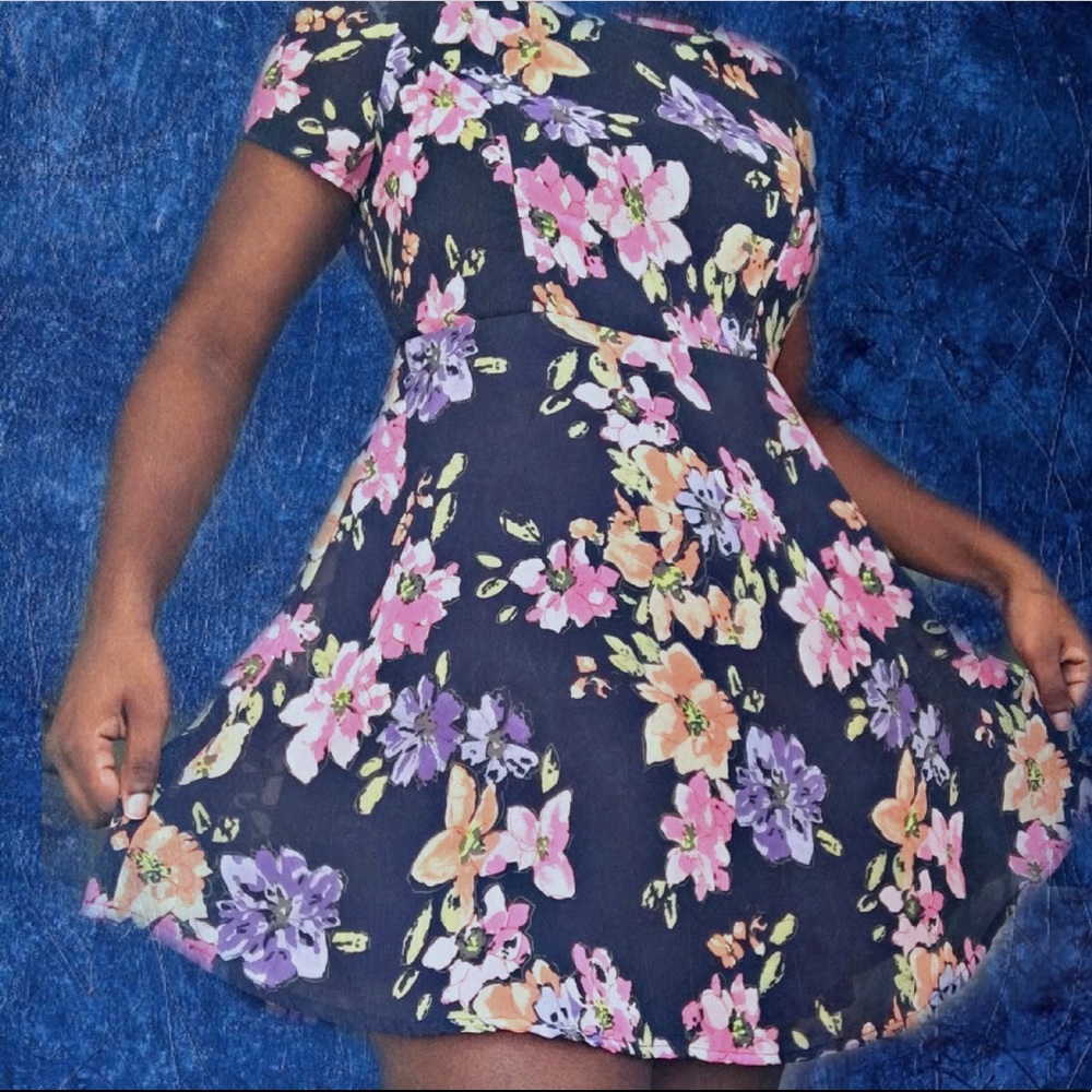 ✨ LIKE- NEW NAVY BLUE F21 FLORAL DRESS ✨